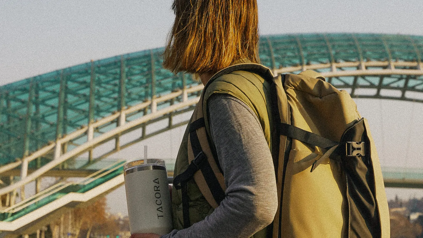 Bolso mochila mujer: ¿cuándo compensa en un viaje?